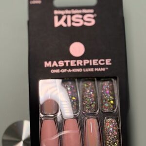 KISS Masterpiece Luxe Manicure Set - Pink and Glitter